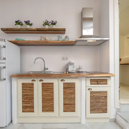 Apartman Birikos & *